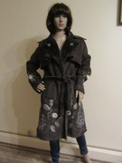 Desigual sztuczny kożuszek z haftami ciemny brąz naszywki _ M/L