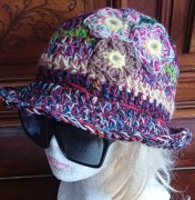 Szydelkowy kapelusik wiosenno-jesienny dla pań 