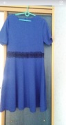 Klasyczna niebieska sukienka z koronką, rozmiar M