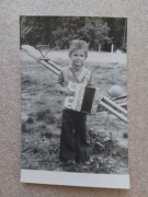 Stare zdjęcie chłopiec z harmonią