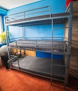Łóżko piętrowe trójpoziomowe metalowe