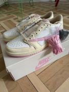 buty nike x travis scott shy pink 44