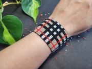 Szeroka bransoletka tartan w czarną i czerwoną kratkę z koralików HANDMADE