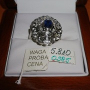 Pierścionek białe złoto z 12 diamentami szafir