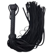 Puszysty, bardzo delikatny flogger. 75 pasków miękkiej skóry. Średnica 8 mm