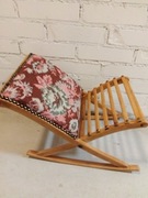 Drewniany tapicerowany podnóżek po renowacji