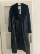 Bershka długi płaszcz skórzany z futrzanym kołnierzem trencz 36 S