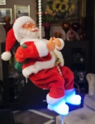 Mikołaj na baterie, wspina sie na sznurku góra dół świeci gra 