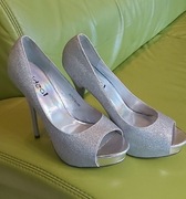 Srebrne szpilki na platformie 