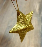 Bombki gwiazdki złote.