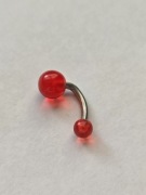 Kolczyk do pępka z czerwonymi kulkami