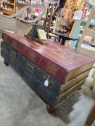 Stolik kawowy stylizowany na stare księgi – vintage / biblioteczny styl