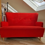 Dizajnerska sofa Miloo w czerwonym kolorze