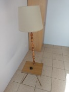 Lampa stojąca ze stolikiem 