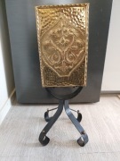 Stary, metalowy gazetnik