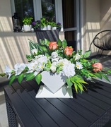 Kompozycja nagrobna w białym sercu z aniołkiem, Biały Stroik dla dziecka 