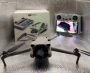 DJI Mini 3 – dron + kontroler z ekranem – stan bardzo dobry