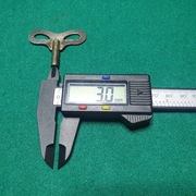 Stary kluczyk do mechanizmu zegara= 3 X 3 mm.