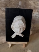 Płaskorzeźba dziewczynka