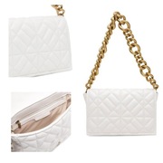Biała torebka ze złotym łańcuszkiem
