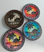 Cztery tunezyjskie talerze w energetycznych barwach, cena kompletu 