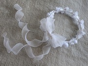 Biały wianek komunijny na Komunię z koralikami w kwiatki eustoma jak nowy