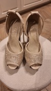 Beżowe szpilki  na obcasie z koronką – eleganckie, używane #37#