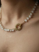 Naszyjnik z białych koralików z motywem rybki – subtelna symbolika