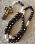 Różaniec drewniany z Watykanu. Naszyjnik. PREZENT dla Babci. Maj 2025(T).