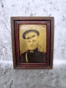 Przedwojenna fotografia w sepii w drewnianej ramie