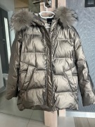 Kurtka puchowa z futrem z jenota 40 złoty beż