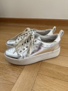 Srebrne trampki na platformie Bershka