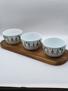 Zestaw trzech miseczek do przystawek na drewnianej  tacy