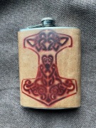 Piersiówka ze skórzanym oplotem Młot Thora