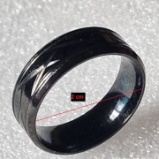 Metalowy, czarny ring obrączka pierścień z jodełkowym grawerem