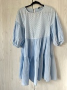 Błękitna dziewczęca muślinowa sukienka z ażurowymi wzorami Zara M