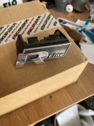 EMBLEMAT 3G0853948A Na GRILL R-LINE -PASSAT B8