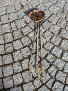 Zabytkowa lampa metalowa z łańcuszkami