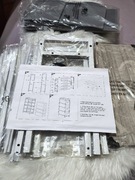 Metalowy regał z materiałowymi koszami 