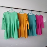 Smyk zestaw sukienek 140 zielona żółta 3+1 gratis różowa 