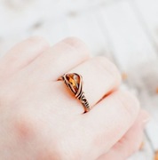 Pierścionek bursztyn nieregularny ognisty żywioł ognia miedź antyczna