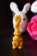 Zając z długimi uszami królik zajączek - Świeca z wosku pszczelego 