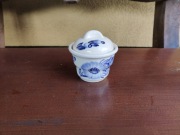 PRL Pojemnik z pokrywką pojemniczek ZP Koło porcelit kobaltowe kwiaty
