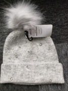 Czapka damska z pomponem kryształkami. Jasna