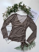Piękna bluzka w pepitkę z delikatnie błyszczącą nitką V neck