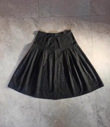 Elegancka czarna spódnica z wzorkami, rozkloszowana o linii A