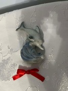 Figurka delfina z falą morza