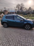 Peugeot 2008 z 2016 roku w kolorze zgaszonej zieleni.