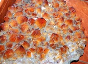 duże pomarańczowe kryształy cytrynu na skale