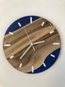 Zegar z drewna i żywicy epoksydowej